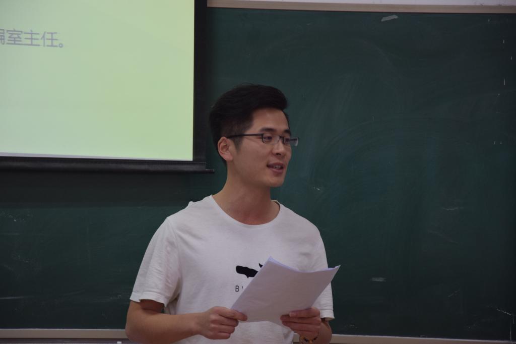 16级研究生新生代表杨风云发言